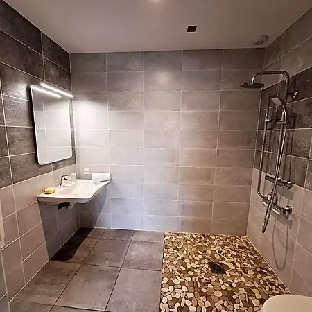 Otel L'auberge Canaulaise